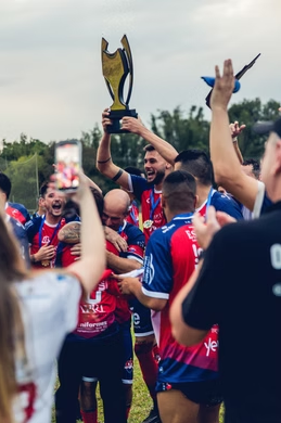Erguendo a taça
